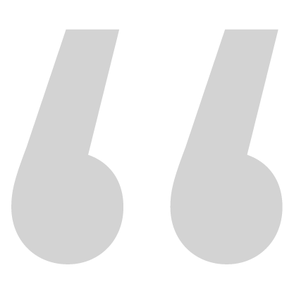 Ein großes, graues Anführungszeichen auf schwarzem Hintergrund, das einen starken visuellen Kontrast bildet.