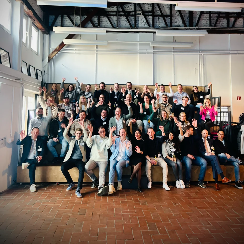 Die Wirtschaftsjunioren Osnabrück jubelnd auf einem Gruppenbild