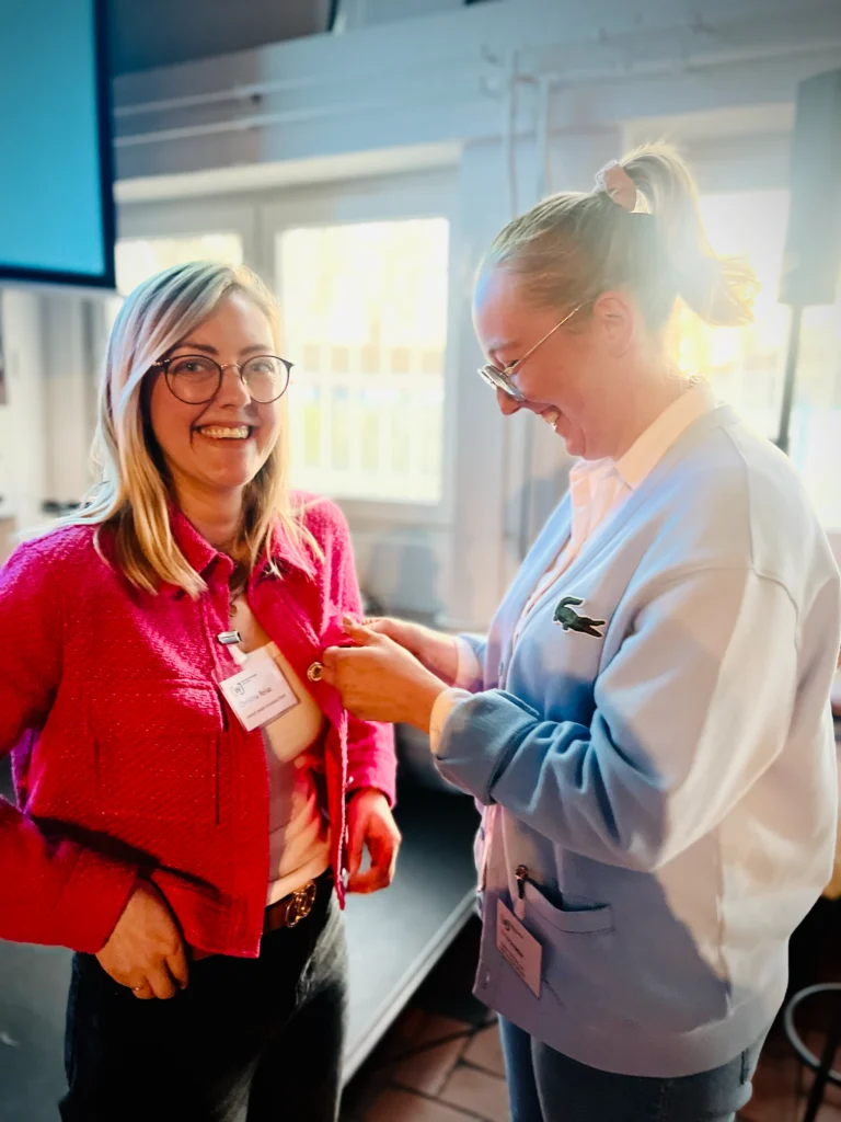 Zwei Frauen der Wirtschaftsjunioren die nebeneinander stehen und lächeln