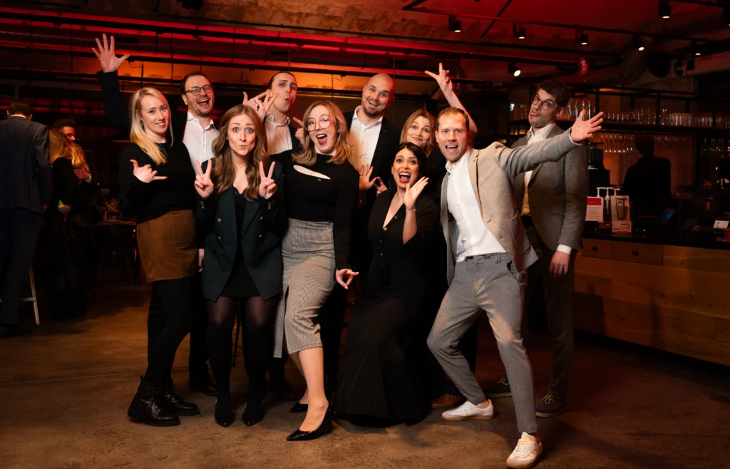 Der Vorstand der Wirtschaftsjunioren Osnabrück in Abendgarderobe und mit guter Laune